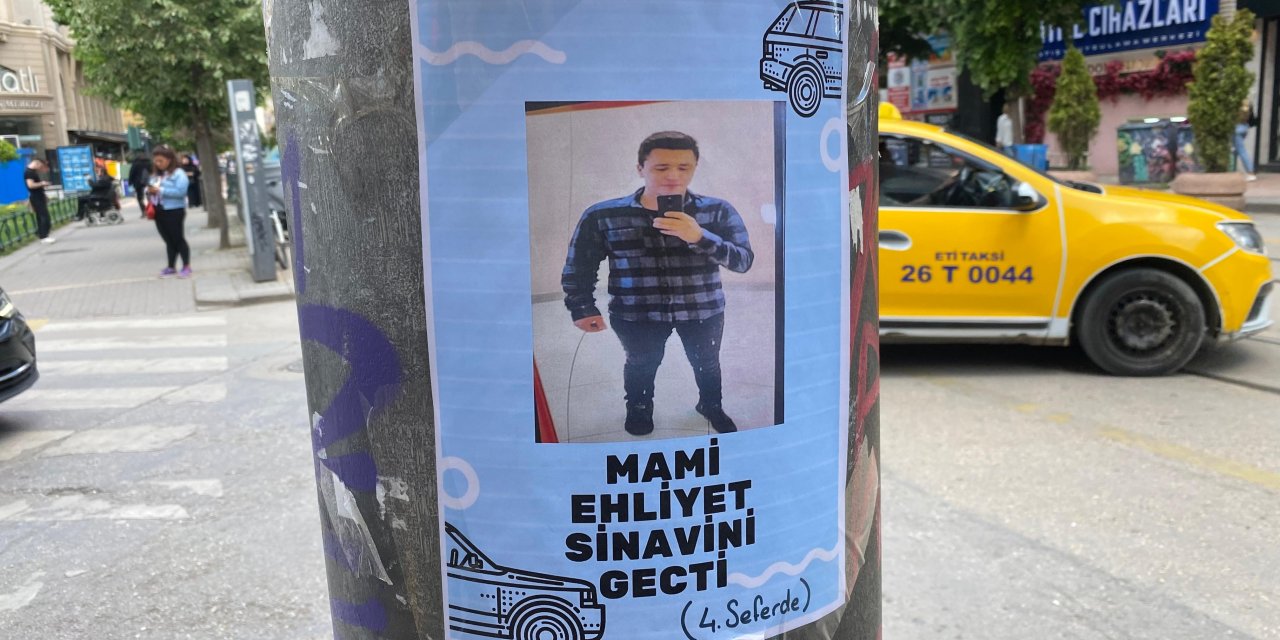 Elektrik direklerine asılan "Ehliyet sınavını geçti" broşürü ilgi çekti