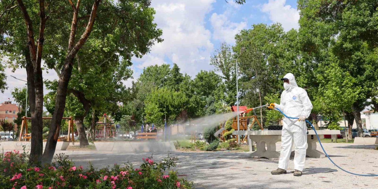 Selçuklu’da yeşil alanları ilaçlama çalışmaları devam ediyor