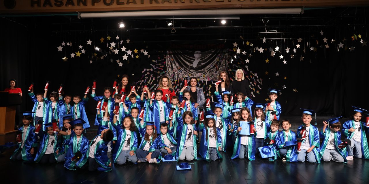 Eskişehir'de minikler hep birlikte keplerini havaya fırlattı