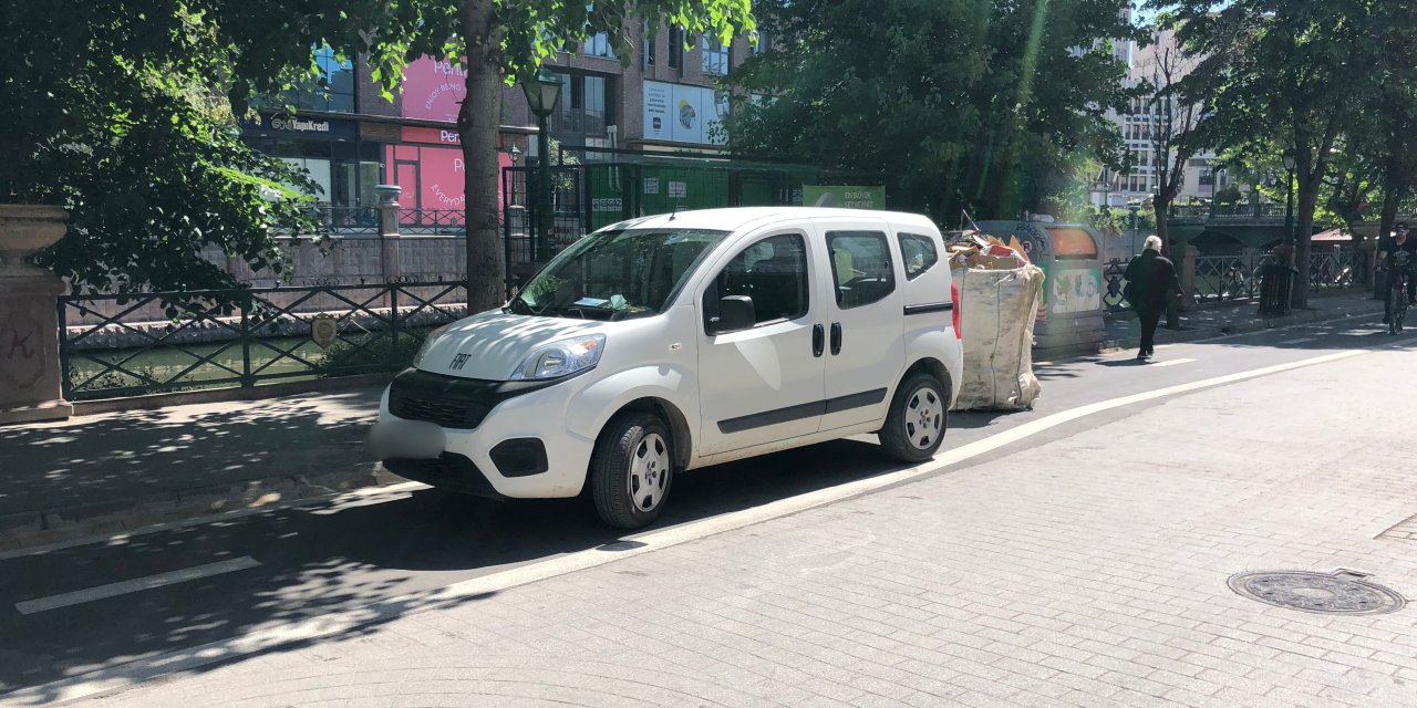 Eskişehir'de bisiklet yoluna park edilen araçlar tepki topluyor