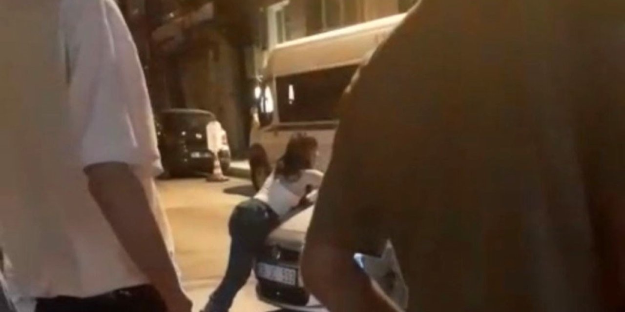 Hareket halindeki aracın kaputunda çıktı