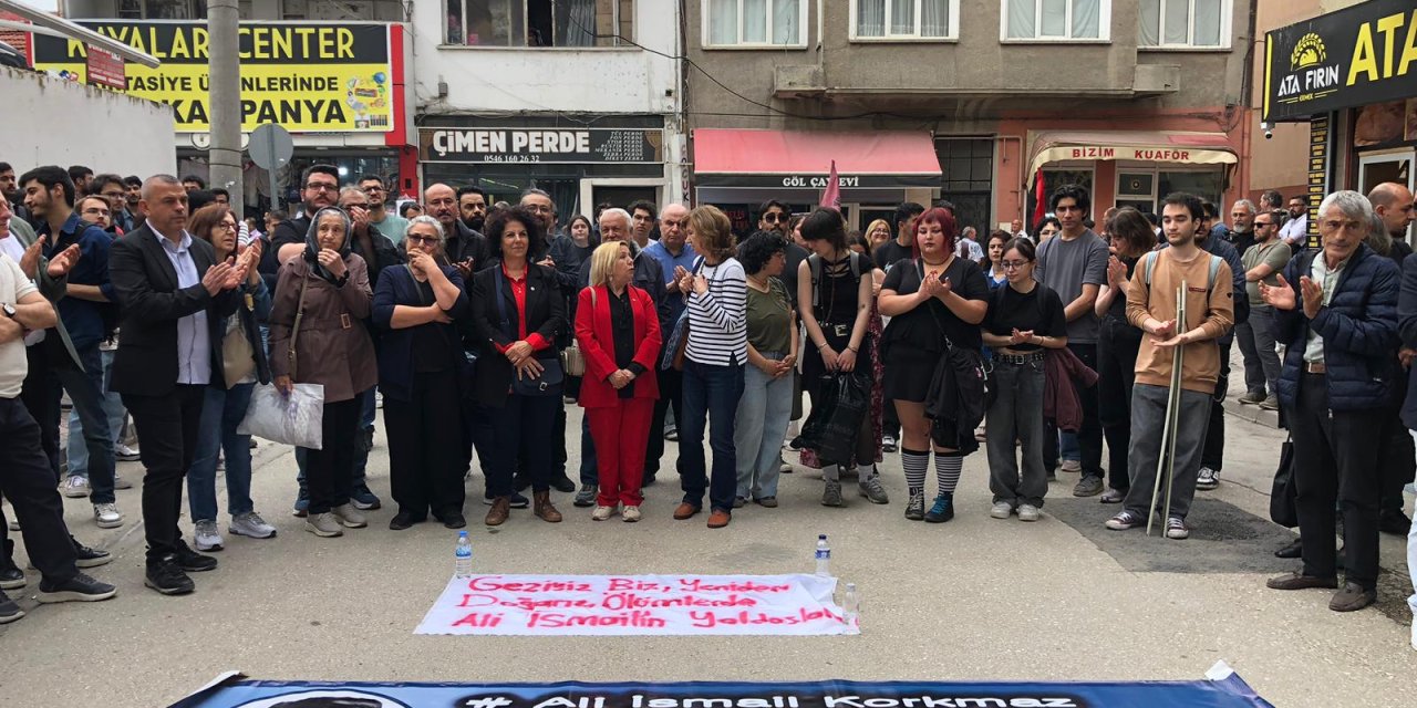 Ali İsmail Korkmaz için karanfil bıraktılar