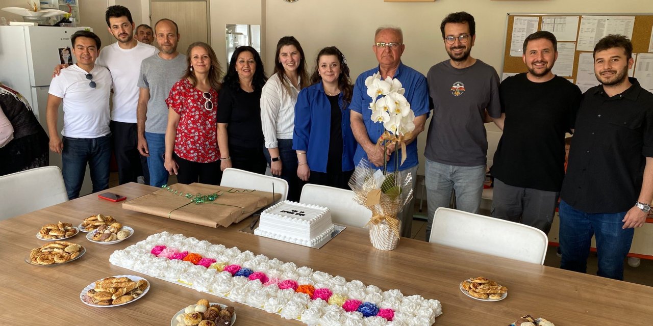 Emekli müdüre 105 öğrencinin yaptığı sürpriz veda duygulandırdı