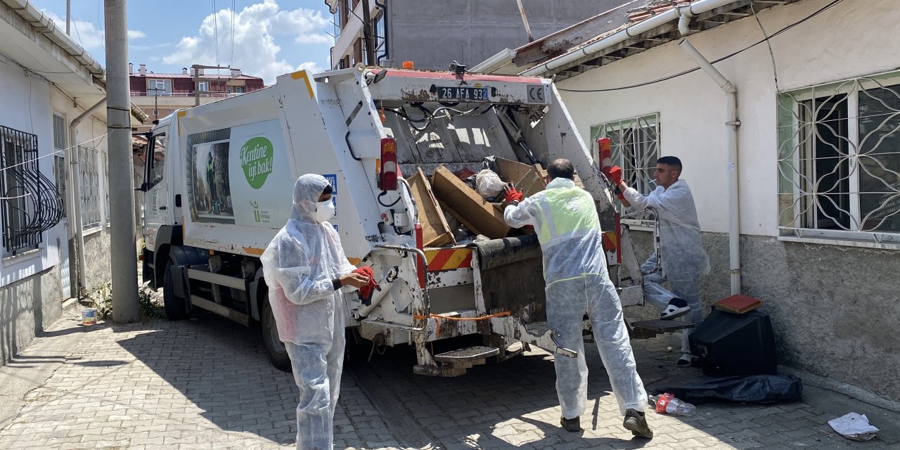 Eskişehir'de çöp evden 2 kamyon çöp çıkartıldı