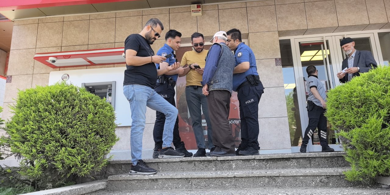 Bursa'da yaşlı adamı dolandırıcıların elinden kurtardılar