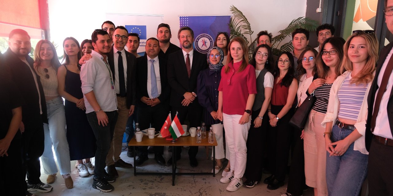 Eskişehirli gençler Macaristan Büyükelçisi ile bir araya geldi