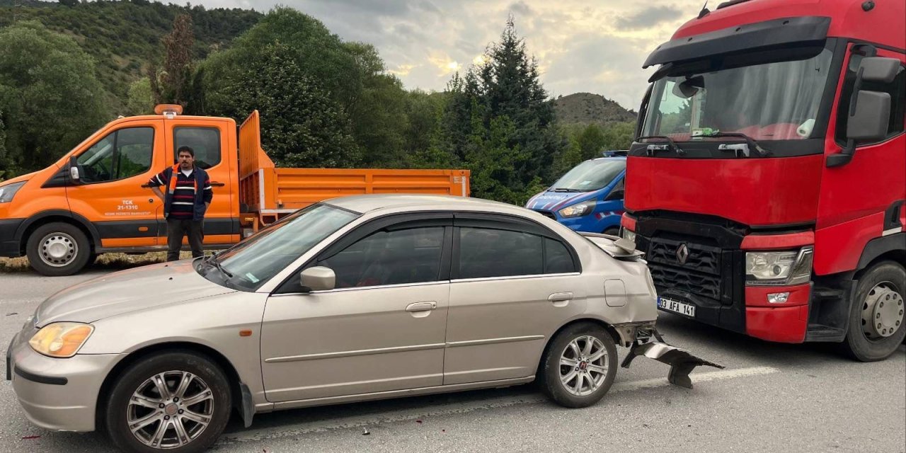 Tır otomobile çarptı! 2'si çocuk 3 kişi yaralandı