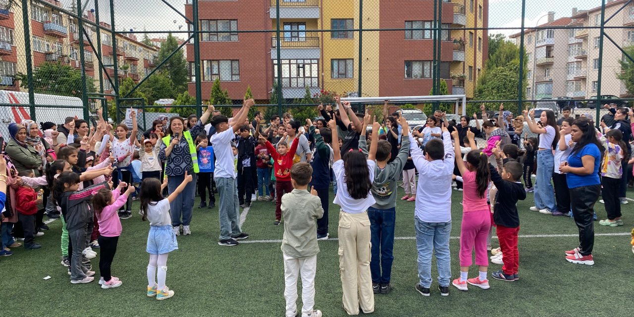 Eskişehirli hayırseverler yüzlerce çocuğa bayram hediyesi verdi