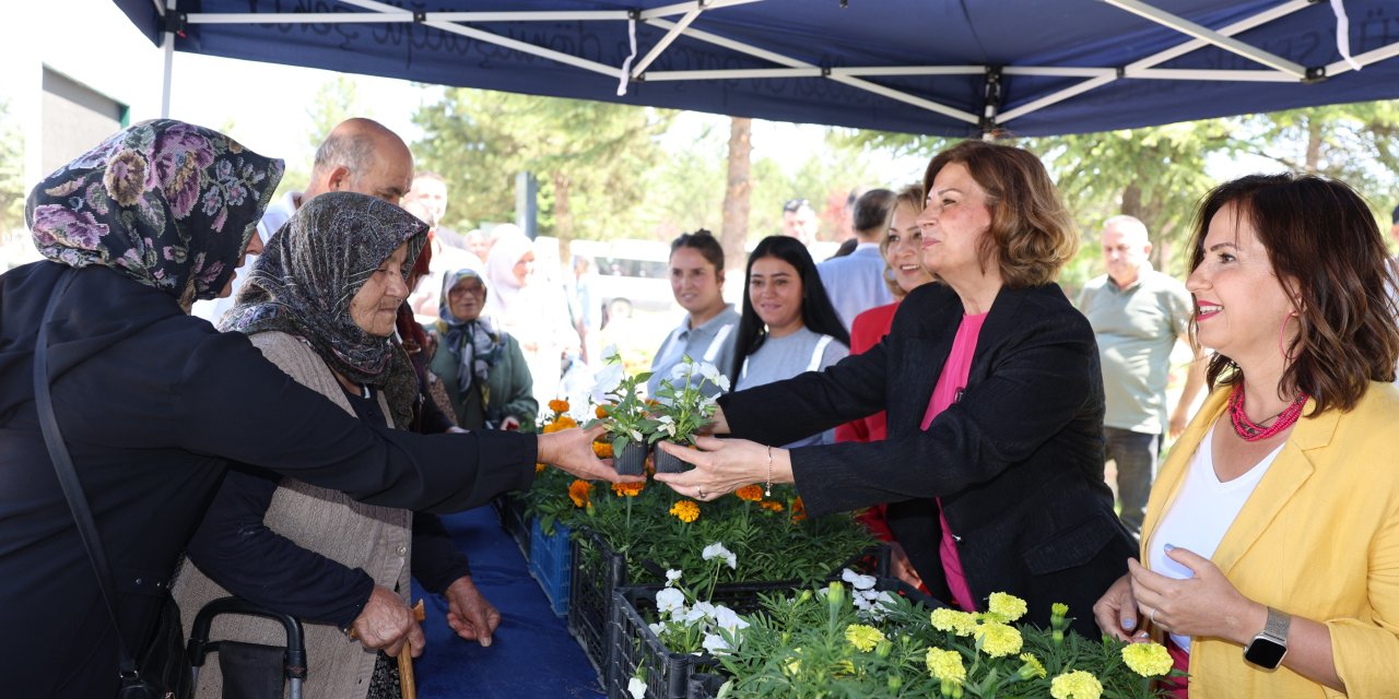 Eskişehir'de mezarlıkta on binlerce çiçek dağıtıldı