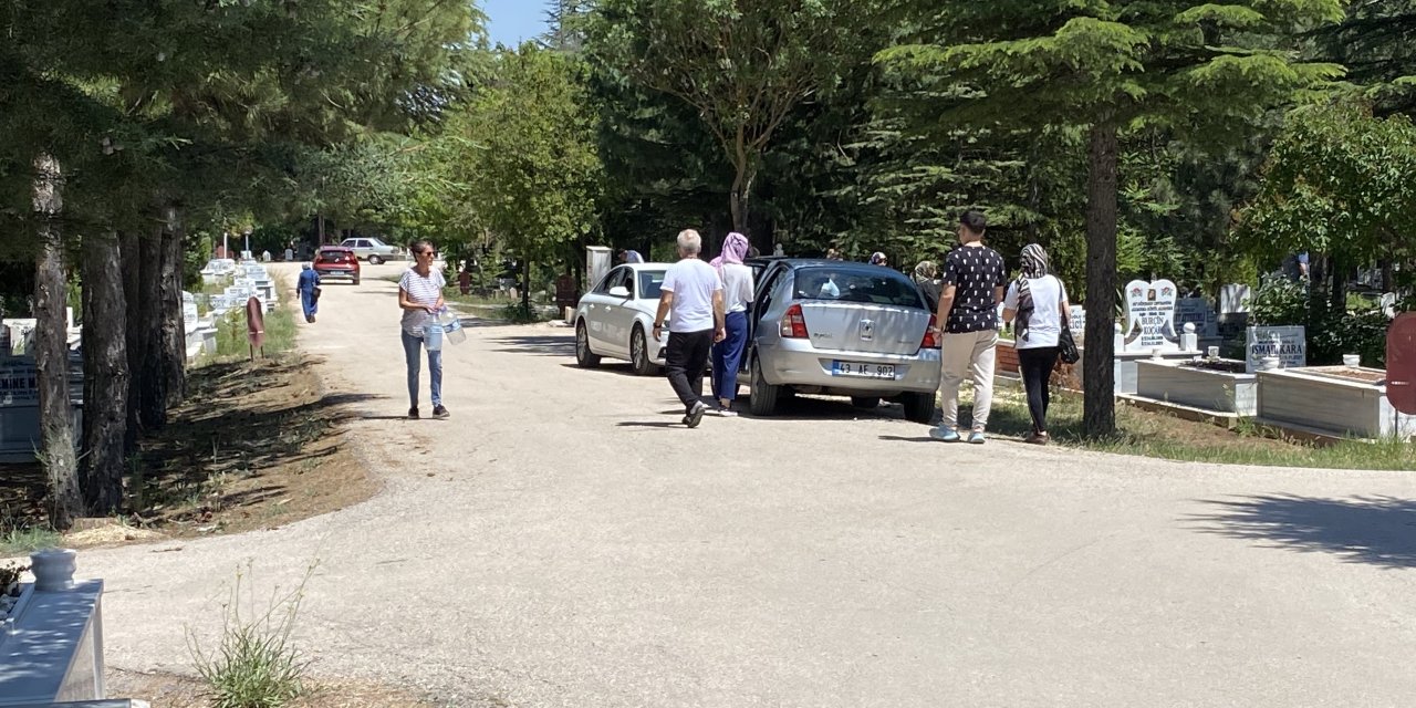 Eskişehir'de vatandaşlar vefat eden yakınlarının kabrini ziyaret etti