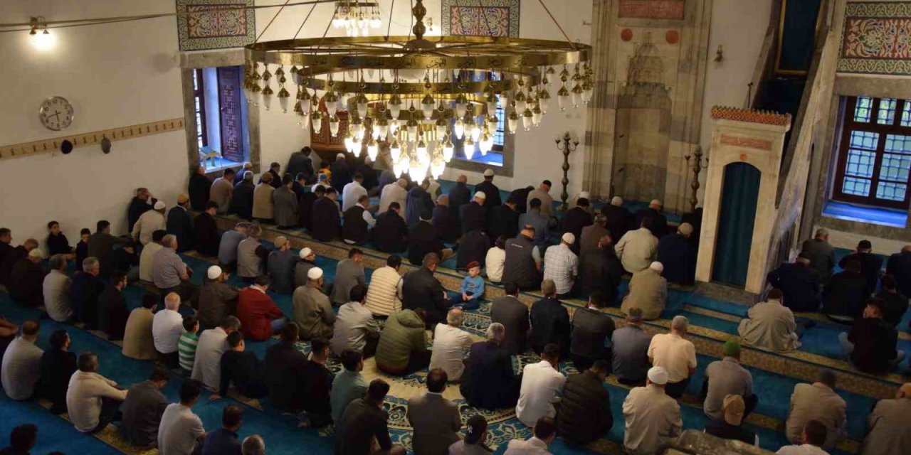 Karapınar’da bayram namazında vatandaşlar camilere akın etti