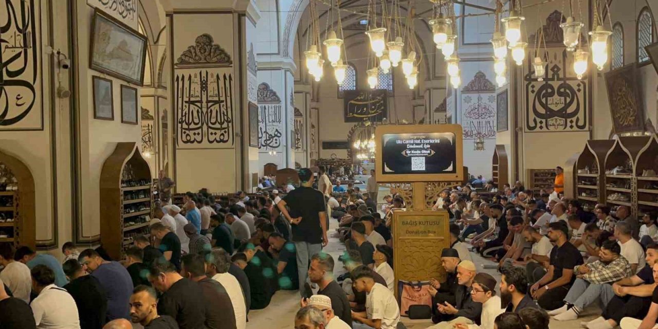 Bursa’da binlerce vatandaş Kurban Bayramı’nda Ulu Cami’ye akın etti