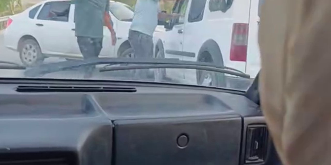 Hem araca çarptılar hem de kavga çıkarttılar