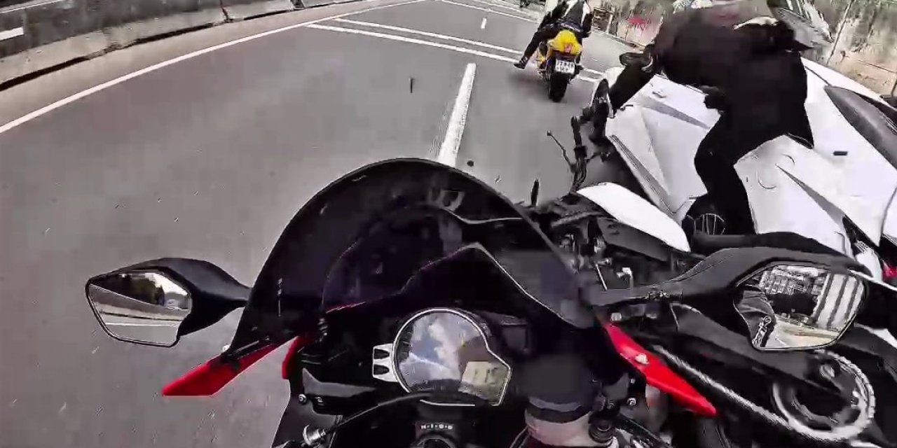 3 motorcunun yaralandığı kaza anı böyle görüntülendi