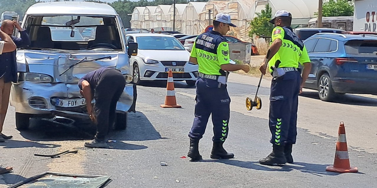 2 kamyonet çarpıştı: 1 yaralı