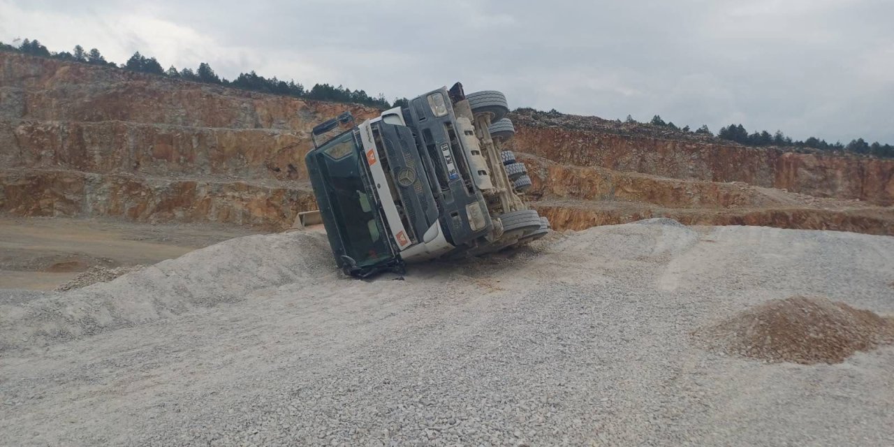 Kum yüklü kamyon yan yatarak devrildi