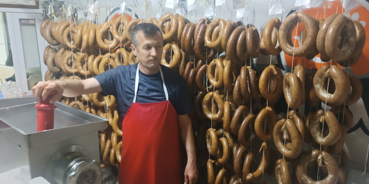 Kırka'da vatandaşların getirmiş olduğu etler sucuk yapılıyor