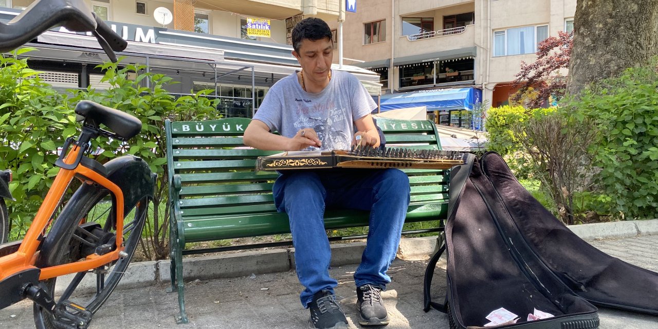 Eskişehir'de 'kanun' çalan sokak sanatçısı dikkat çekiyor