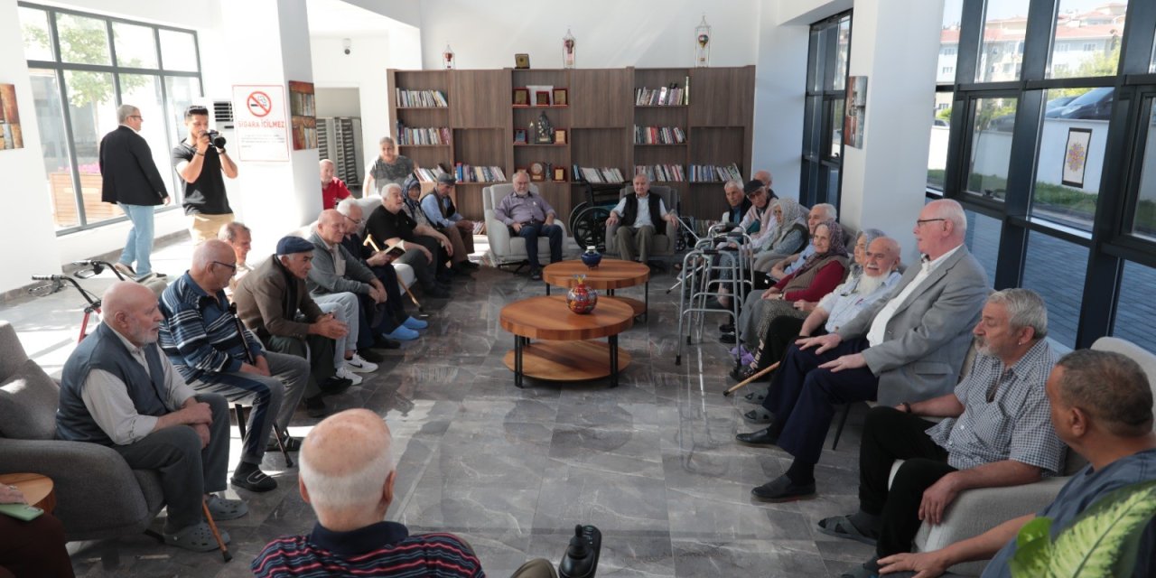 Başkan Kurt Yaşlı Bakım Merkezi’ni ziyaret etti