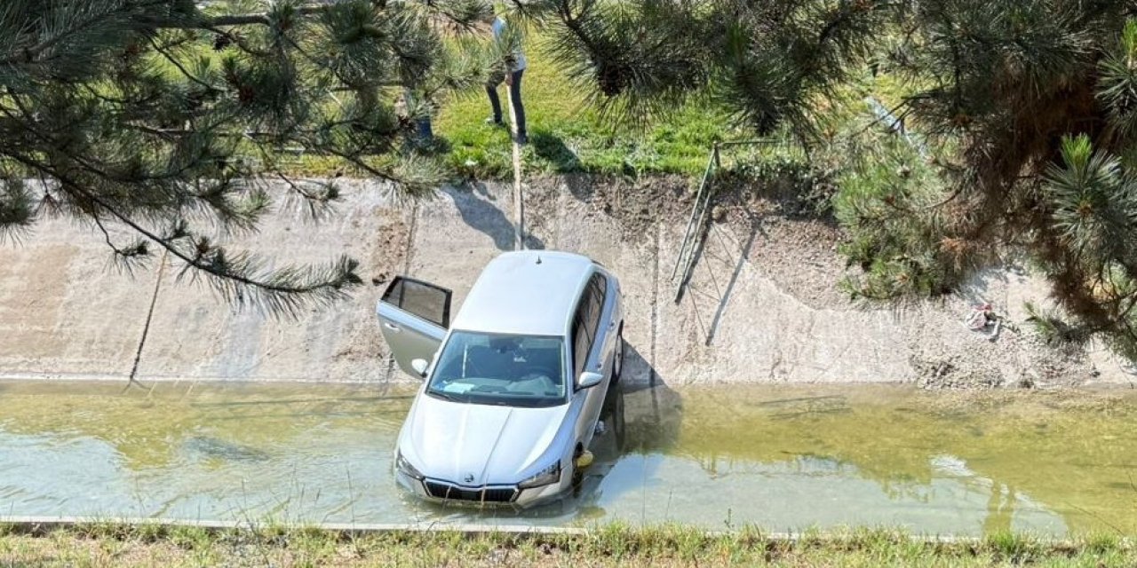Eskişehir'de kontrolden çıkan otomobil sulama kanalına düştü