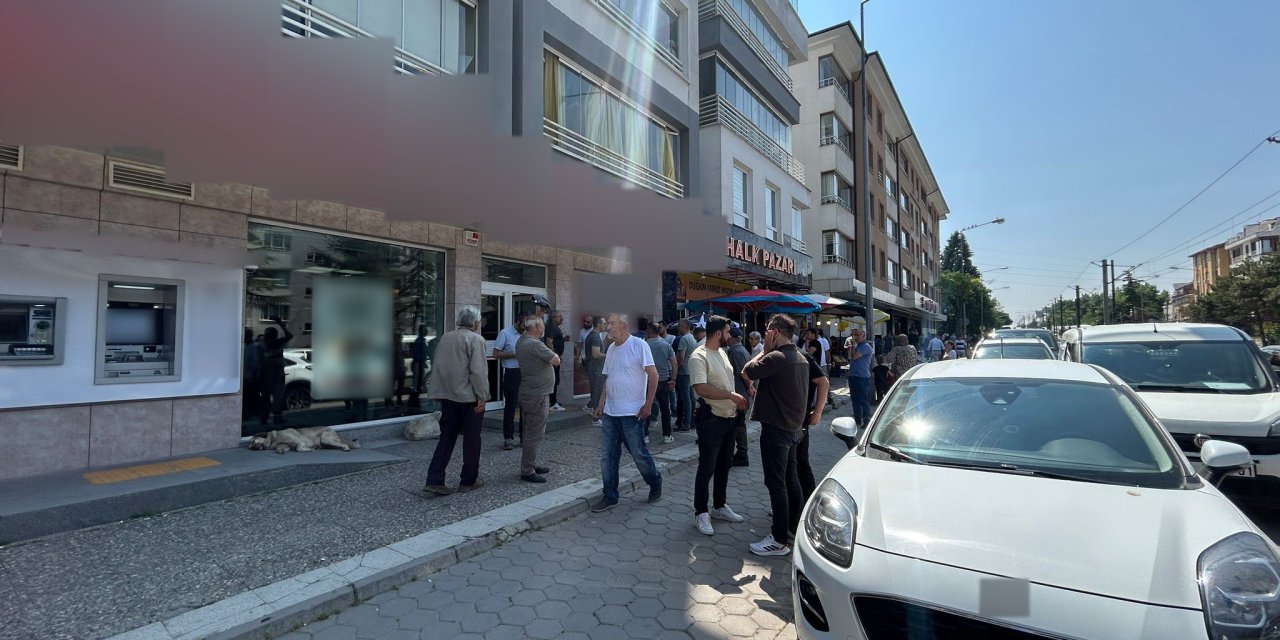 Eskişehir'de kredi başvurusuna red cevabı alınca bankayı bastı!