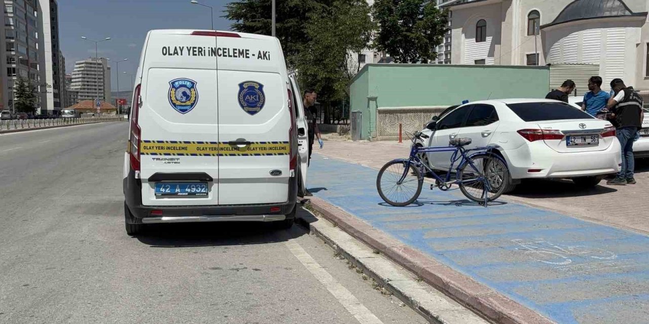 Yolun karşısında geçmek isterken otomobil çarptı