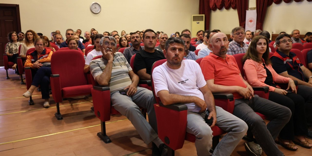 10 çiftçiye 600 litre hümik asit ücretsiz olarak dağıtıldı