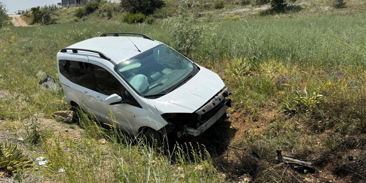 Virajda kontrolden çıkan otomobil araziye uçtu