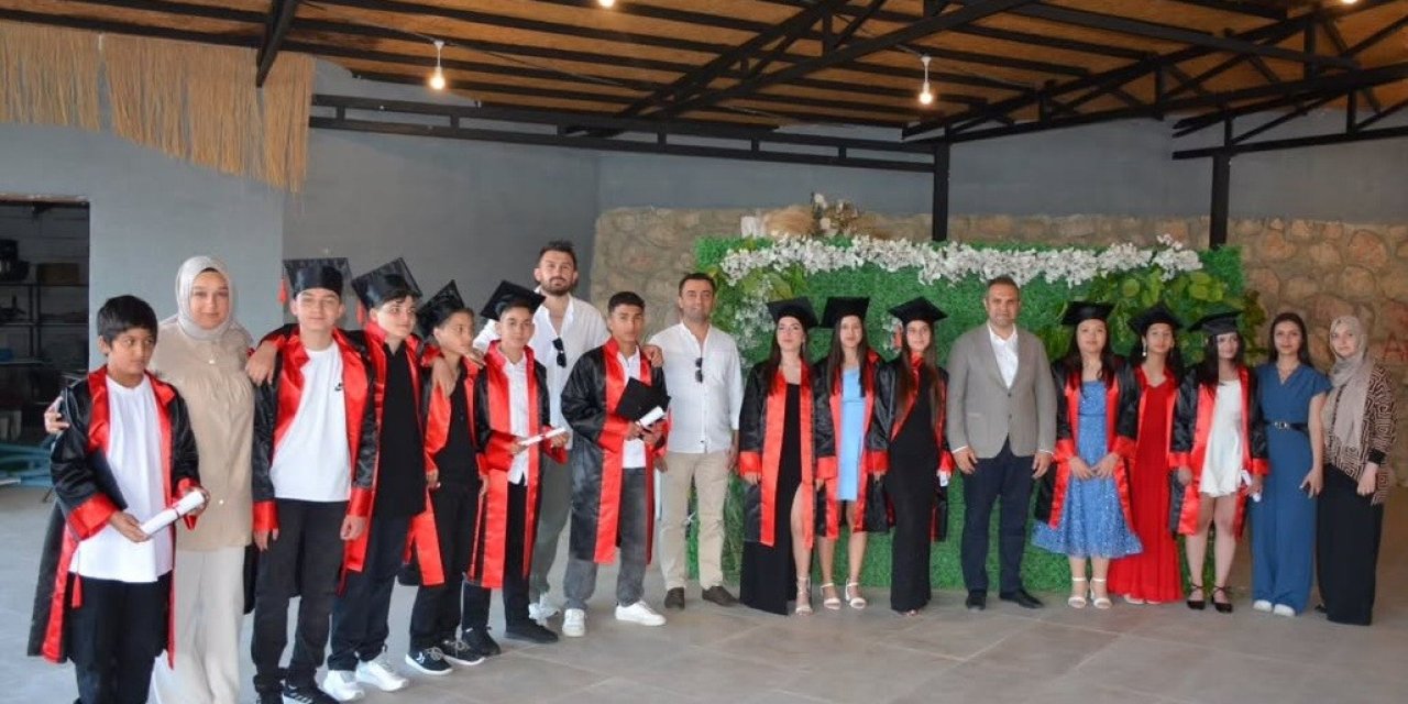 Başkan Dilsiz, mezuniyet töreninde öğrencilerin sevincine ortak oldu