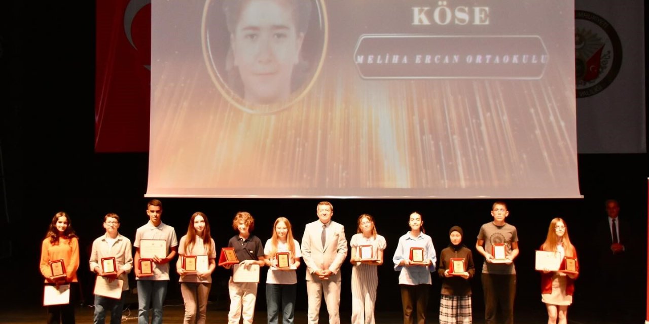 Başarılı öğrencilere ‘Eğitim Başarı Ödülleri’ takdim edildi