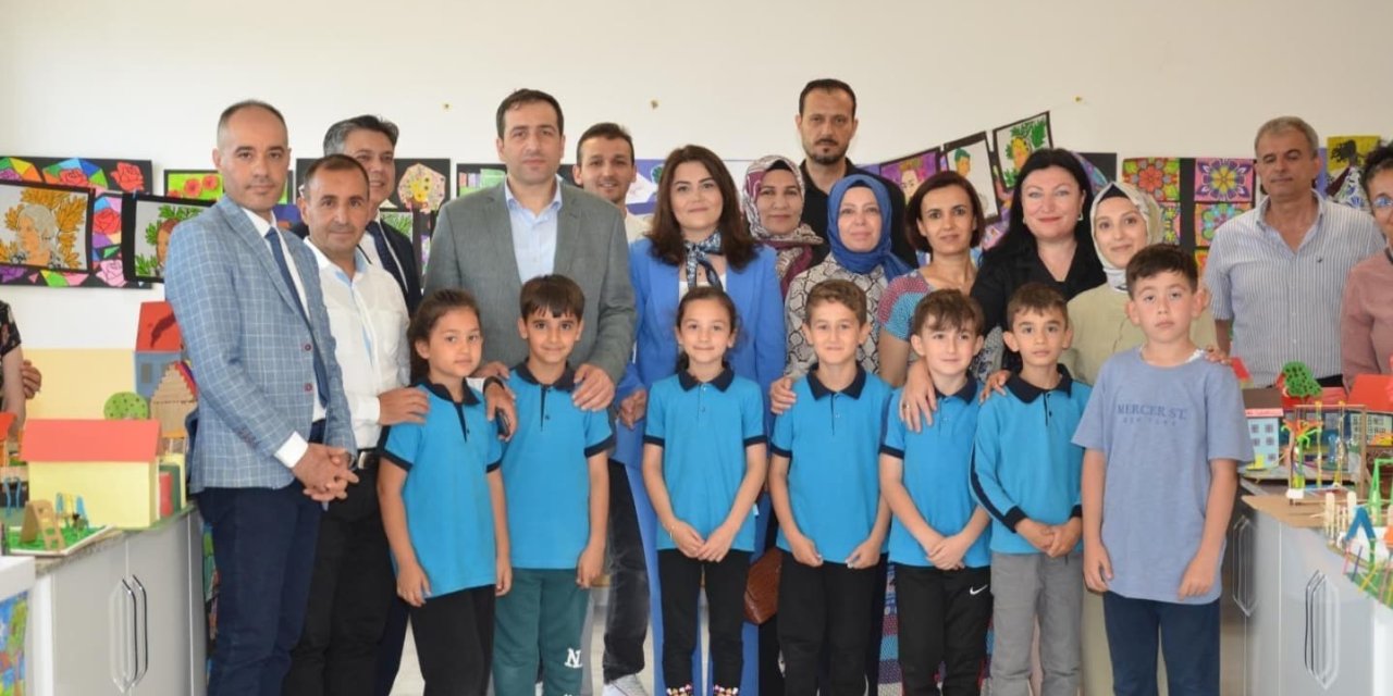 ‘Renk Cümbüşü’ sergisi ziyarete açıldı