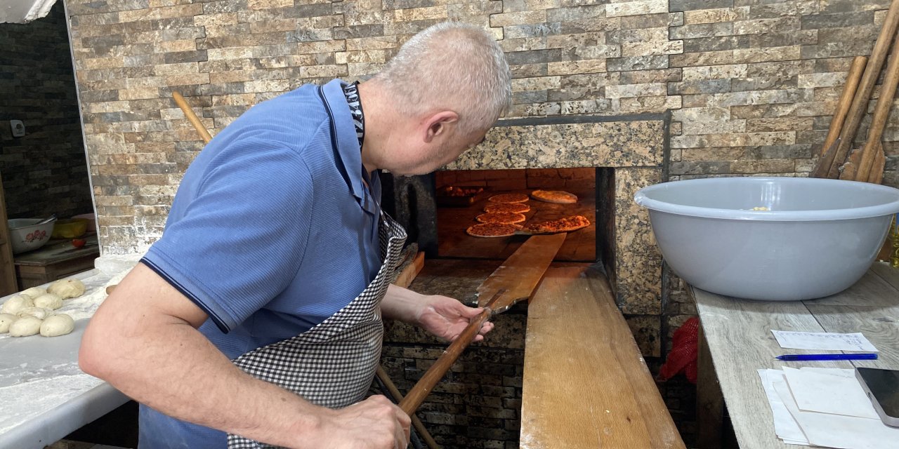 Eskişehir'de ekmek parası için 400 derece karşısında çalışıyor