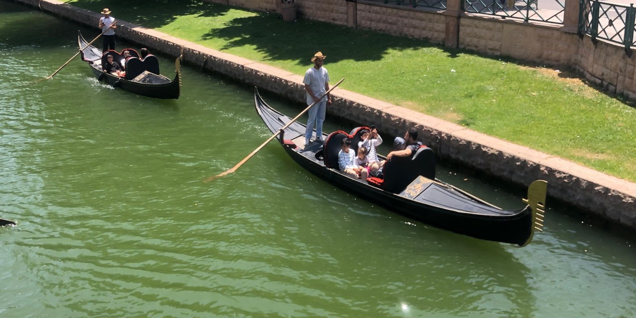 Eskişehir'de turistler gondollara akın ediyor
