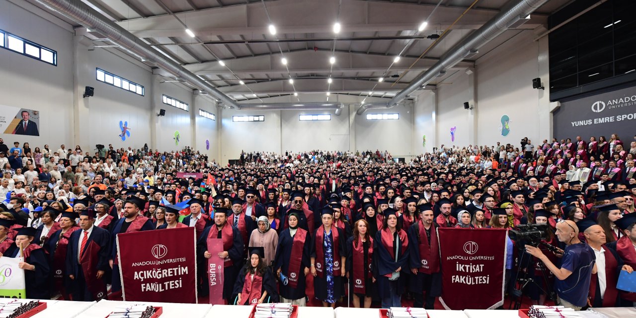 Açıköğretim Sistemi mezunlarını uğurladı