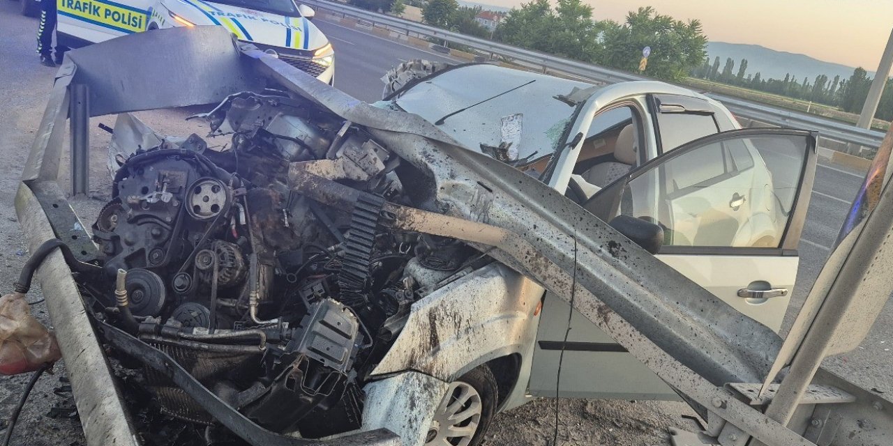 Direksiyon hakimiyetini kaybeden sürücü bariyerlere çarptı