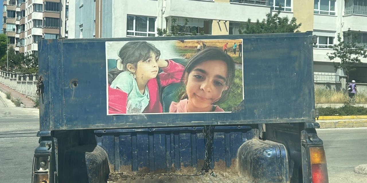 Eskişehir'de araca yapıştırılan Narin'in fotoğrafı duygulandırdı