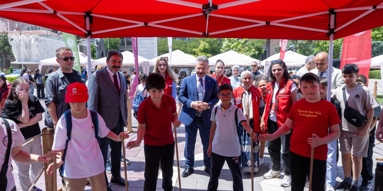 Eskişehir'de çocuklar Geleneksel Oyunlar Tırı'nda buluştu