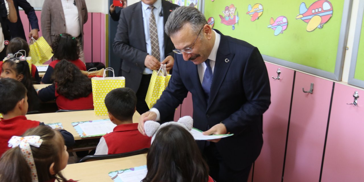 Vali Aksoy öğrencilere karne dağıttı