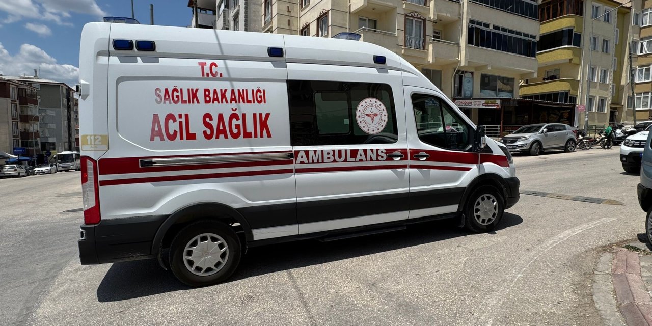 Yolun karşısına geçmek isteyen çocuğa araba çarptı