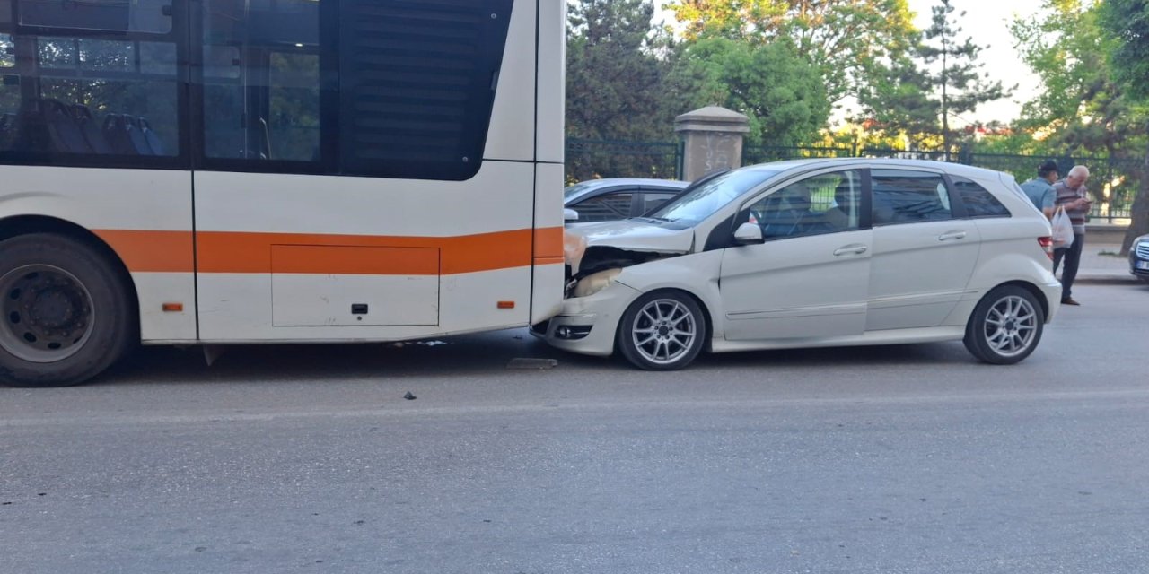 Eskişehir'de bir otomobilin belediye otobüsüne çarptı!