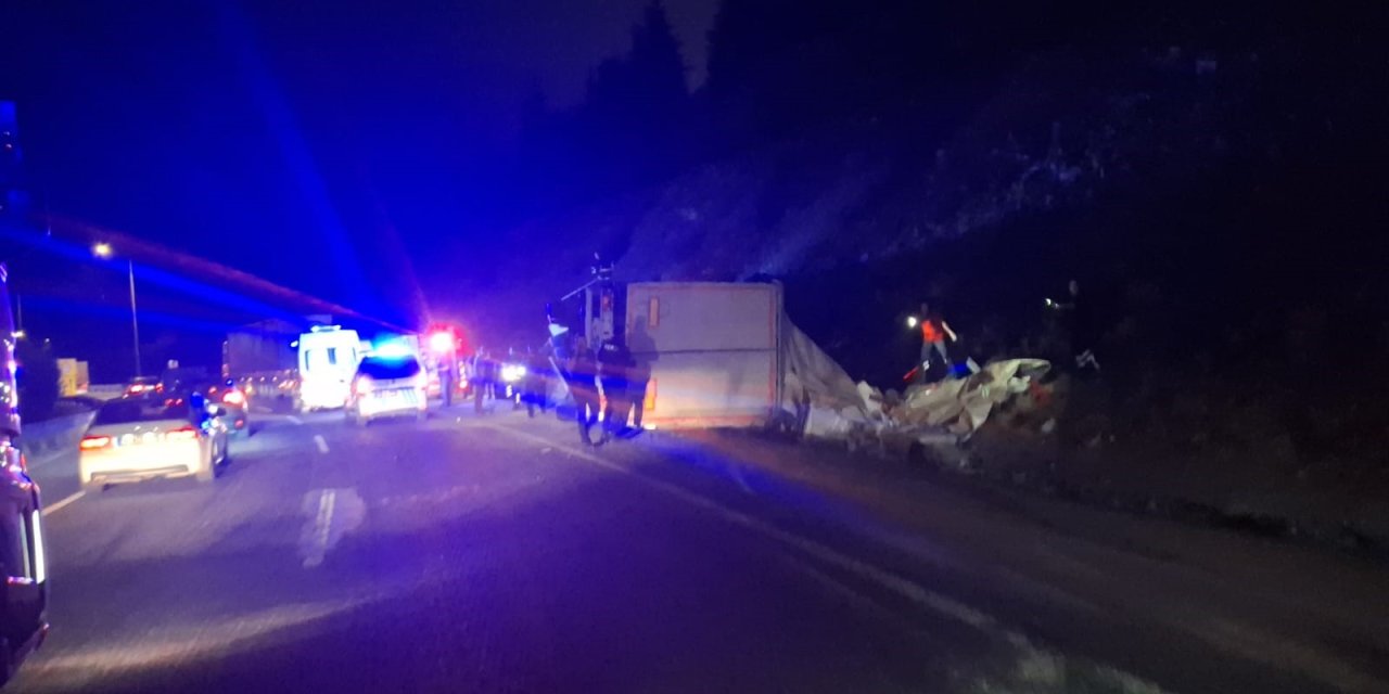 Eskişehir istikametine giden çekici devrildi: 1 ölü, 1 yaralı