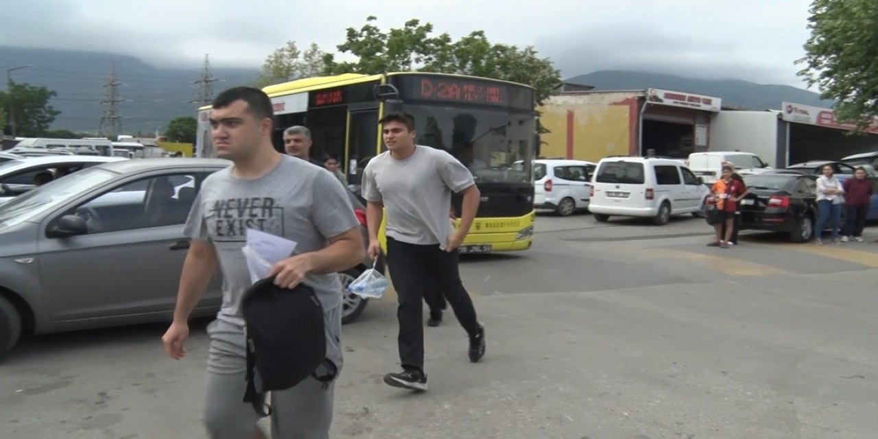 Otobüs şoförü öğrencileri yetiştirmek için canla başla çalıştı