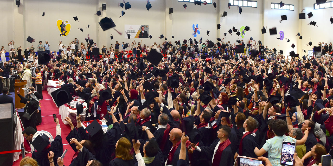 Anadolu Üniversitesi Açıköğretim Sistemi mezunlarını uğurladı