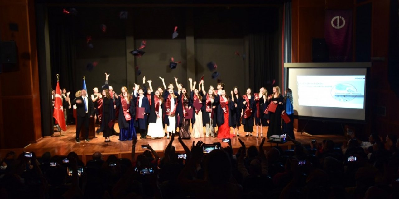 Anadolu Üniversitesi Devlet Konservatuarı'nda mezuniyet coşkusu