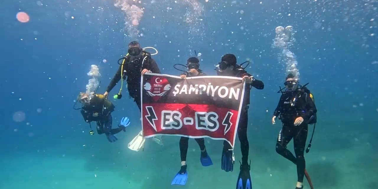 Denizin 26 metre derinliğinde "Şampiyon ES-Es" pankartı açtılar