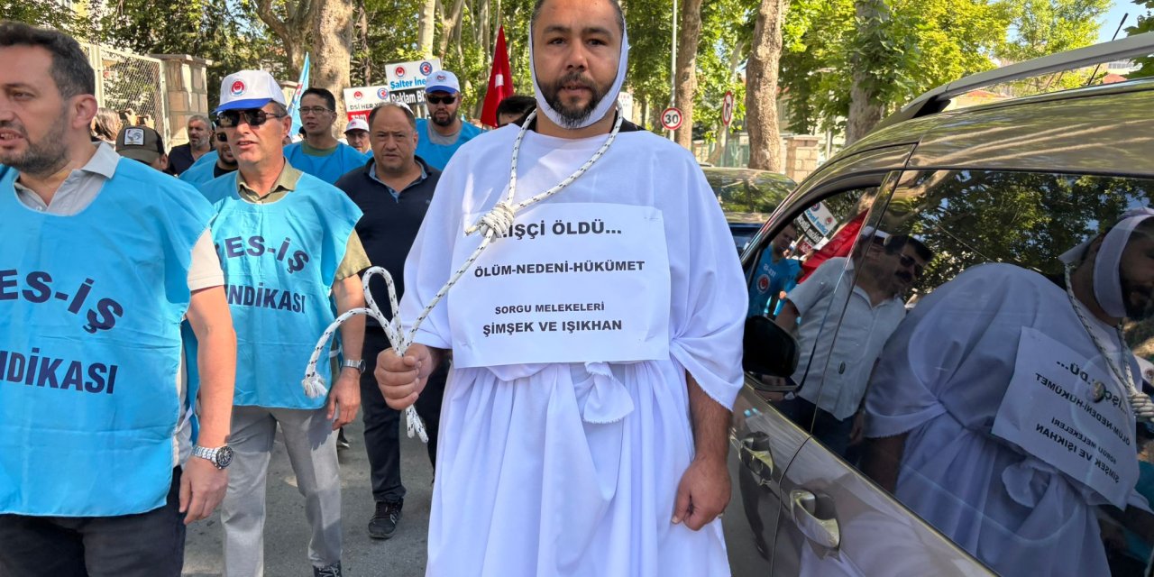 Eskişehir'de işçilerden kefenli eylem