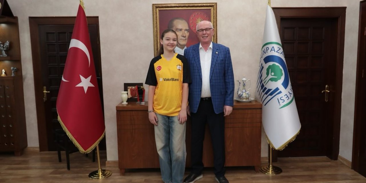 Vakıfbank’a transfer olan Hacer Beren Kıraç’tan Başkan Kurt’a ziyaret