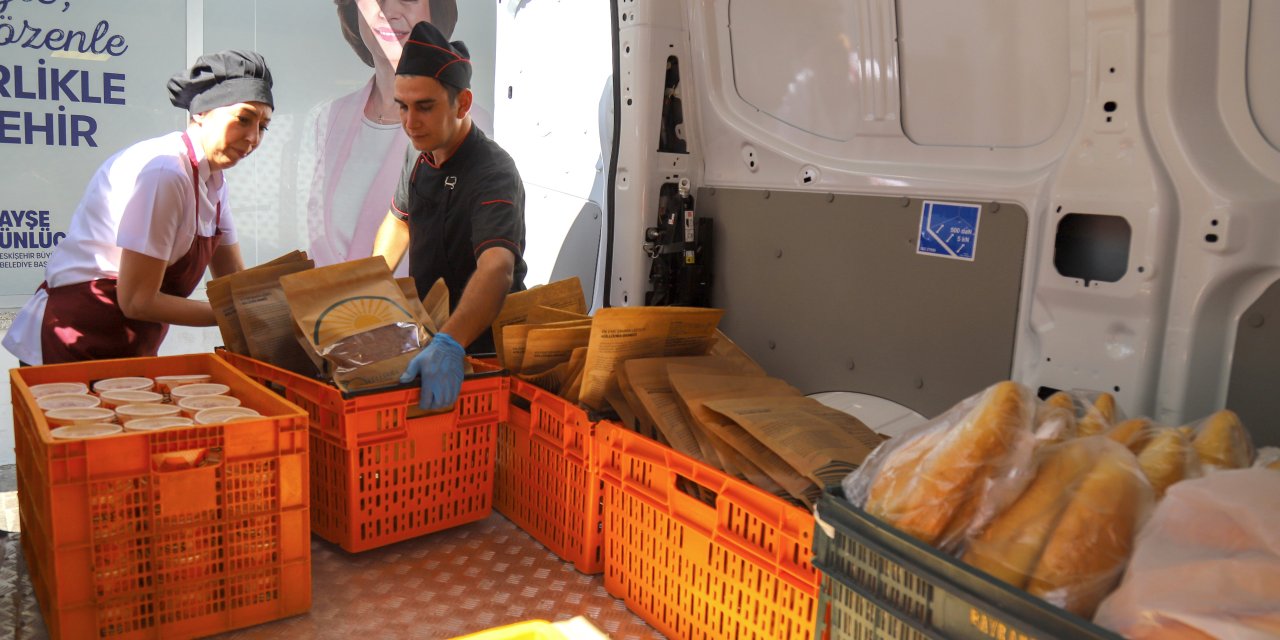Büyükşehir'den ihtiyaç sahiplerine ekmek yardımı