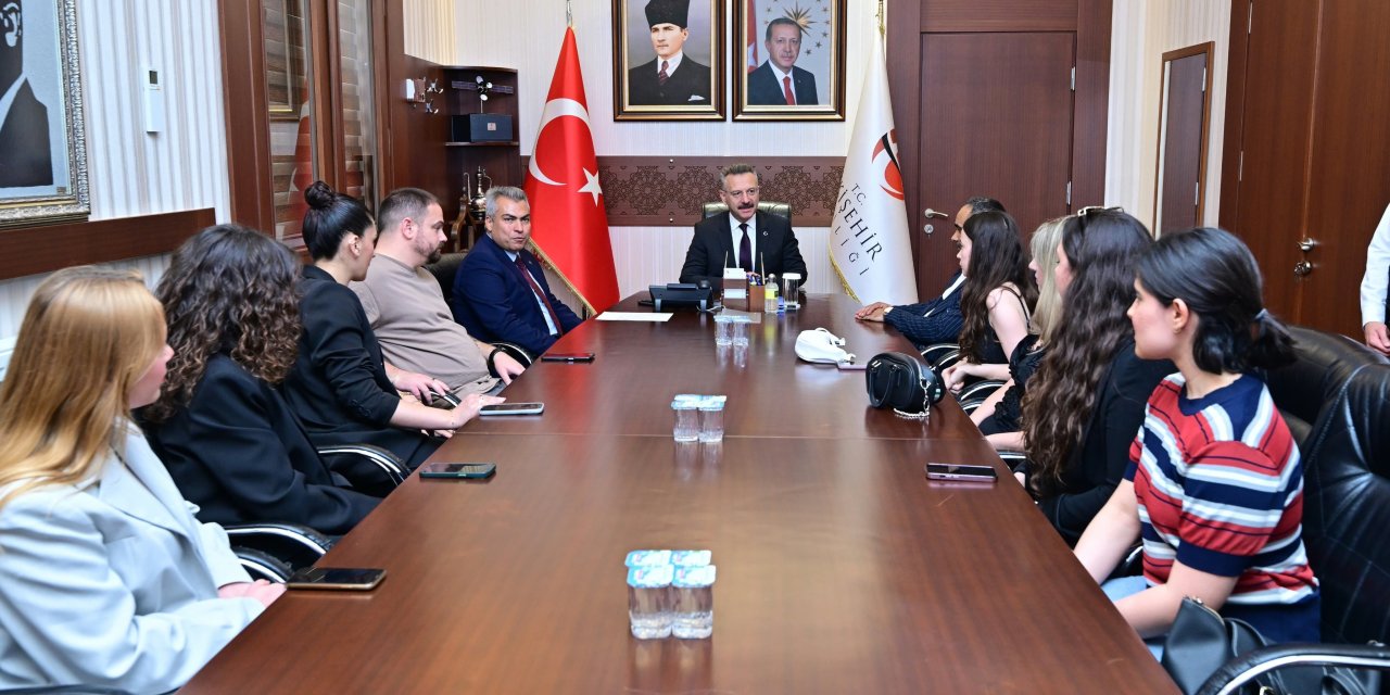 Vali Aksoy basın kartlarını dağıttı