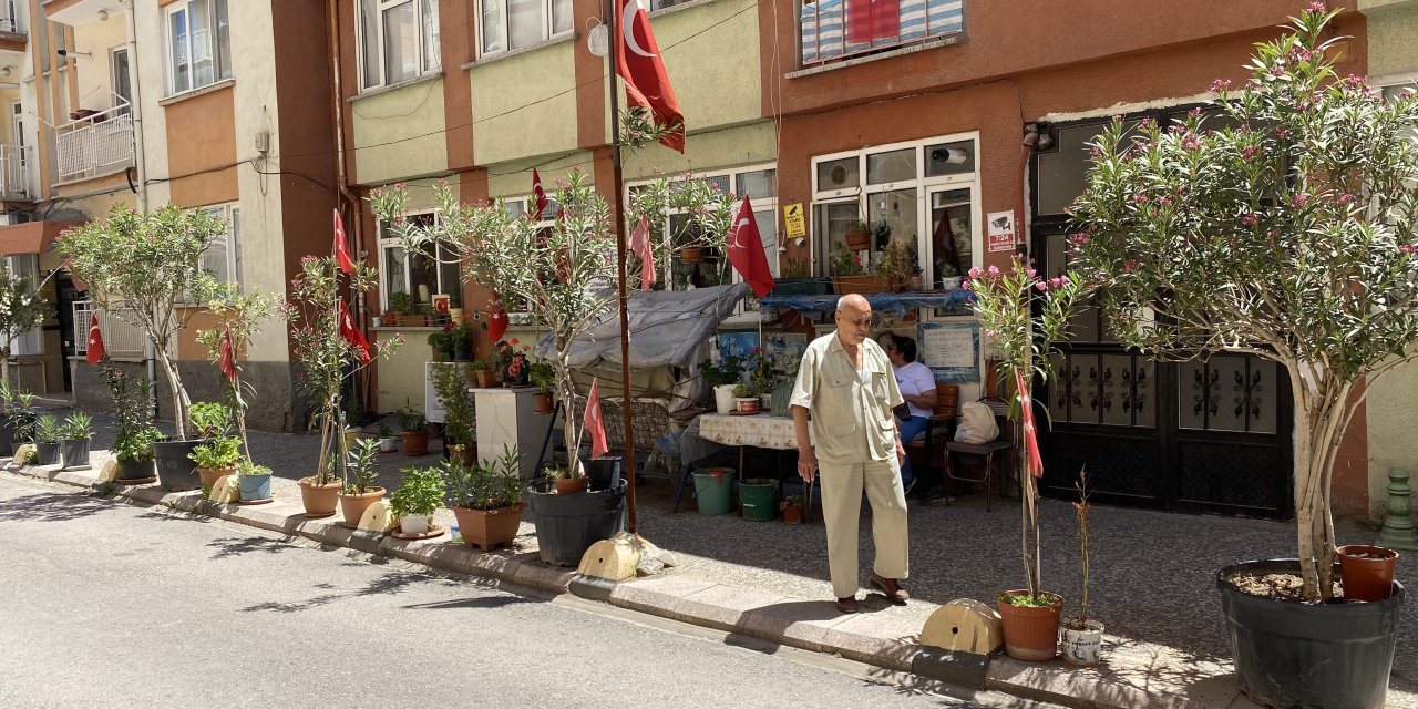 Hasta eşi için yaptığı parkı çiçeklerle donattı